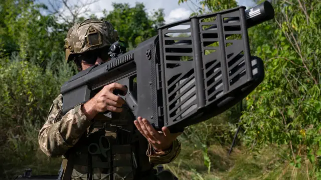 ਚੁੱਕੀ ਜਾ ਸਕਣ ਵਾਲੀ ਡਰੋਨ ਮਾਰੂ ਬੰਦੂਕ ਦੇ ਨਾਲ ਇੱਕ ਯੂਕਰੇਨੀ ਸੈਨਿਕ