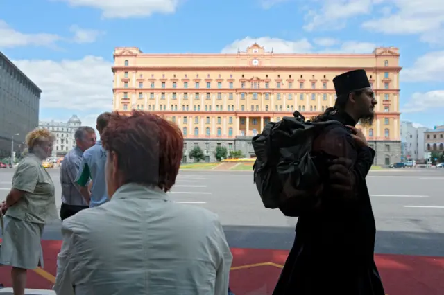 Unas personas pasan por la sede de la antigua KGB en Moscú.