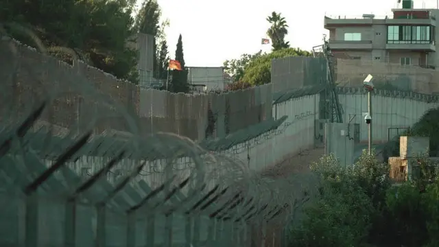 Metula kasabasından geçen sınır hattı 