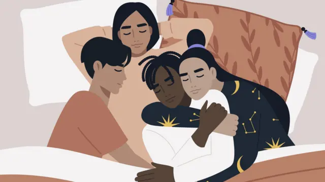 Ilustração de quatro pessoas deitadas em uma cama, abraçadas e com os olhos fechados. 