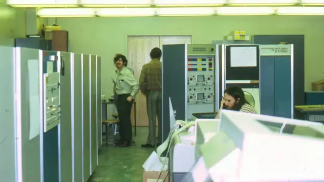 Чарлі Клайн, який усміхається на камеру, першим надіслав повідомлення через інтернет