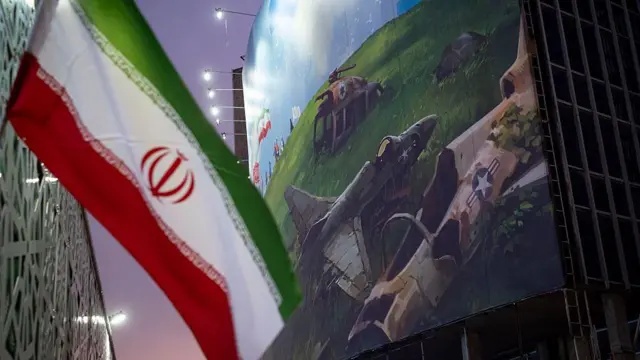 Önde iran bayrağı arkada kırık dökük amerikan savaş uçaklarını gösteren bir duvar resmi 