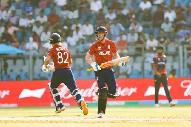 ब्याटिङ गर्दै इङ्ग्ल्यान्डका खेलाडीहरू