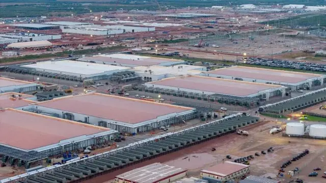 نمای هوایی از یک مجتمع بزرگ فن‌آوری با سوله‌های بزرگ