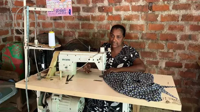 ගීතිකා මාස කිහිපයකට පෙර ගෙවීමේ ක්‍රමයට, භාවිත කළ ජුකී මැෂිමක් මිලදීගෙන තිබේ.