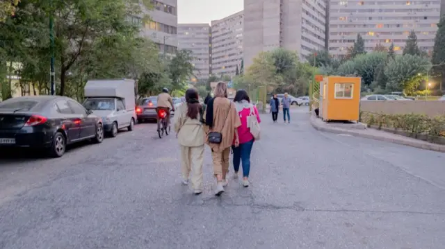 زنان بدون حجاب اجباری در خیابانی در تهران 