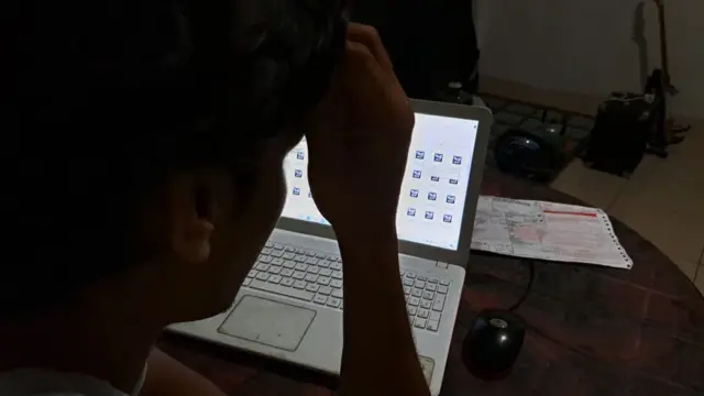 මහරගම - පමුණුව ප්‍රදේශයේ චාමර සහ ඔහුගේ මිතුරන් දෙදෙනා දිවි ගෙවන කුලී නිවස වෙත මා පිවිසෙන විටත් මහල් තුනකින් යුත් ගොඩනැගිල්ලේ ඔහුගේ නිවස පිහිටා ඇති තුන්වන මහල තිබුණේ අඳුරින් වැසී ගොසිණි. 