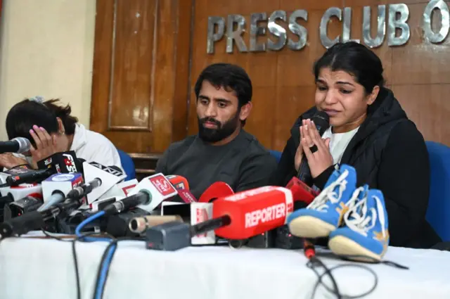 কুস্তি ফেডারেশনের ভোটে সঞ্জয় সিং সভাপতি নির্বাচিত পর কান্নায় ভেঙে পড়ে খেলা থেকে সন্ন্যাস নেওয়ার কথা ঘোষণা করেন সাক্ষী মালিক।