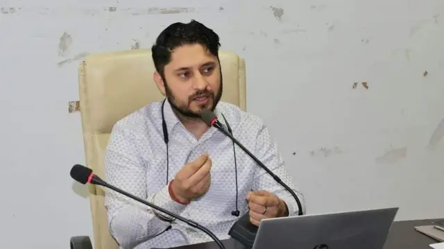 मंडी के ज़िलाधिकारी अपूर्व देवगण ने दावा किया है कि ज़ले में हालात सामान्य हैं और कहीं तनाव नहीं है