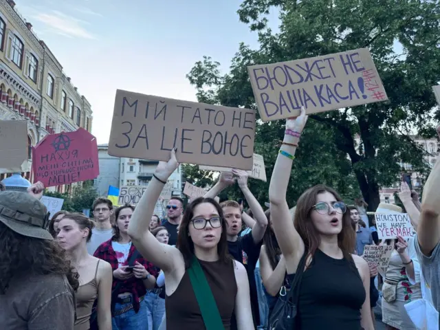 Люди на вулицях українських міст протестують проти скандального законопроєкту 