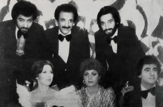 عکسی از عارف (نفر اول از راست پایین) در کنار خوانند‌های دیگر که در مجله جوانان شماره ۹ آبان ۱۳۵۶ منتشر شده بود