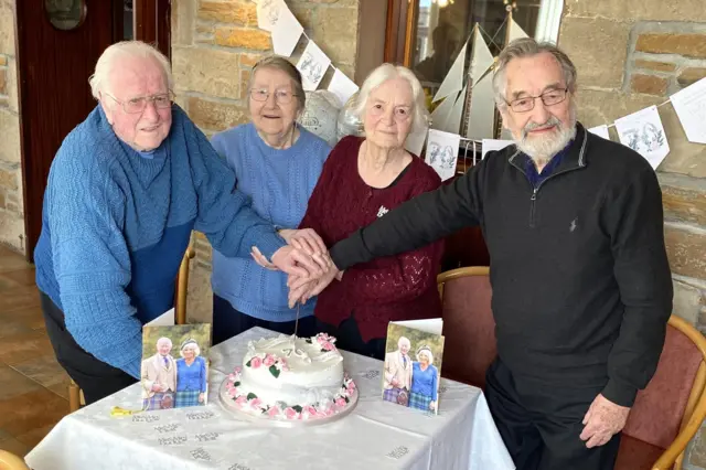 ሌዝሊ፣ ቫዮሌት፣ ቴልማ እና ቶሚ የጋብቻ በዓላቸውን በጋራ ሲያከብሩ