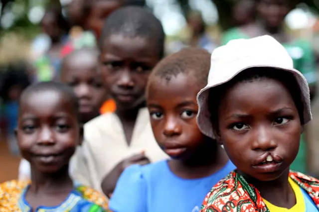 ከንፈሯ የተሰነጠቀ ታዳጊ