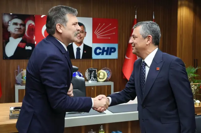 CHP Genel Başkanı Özgür Özel, Türkiye İşçi Partisi Genel Başkanı Erkan Baş'la partsinin İstanbul'daki çalışma ofisinde bir araya geldi