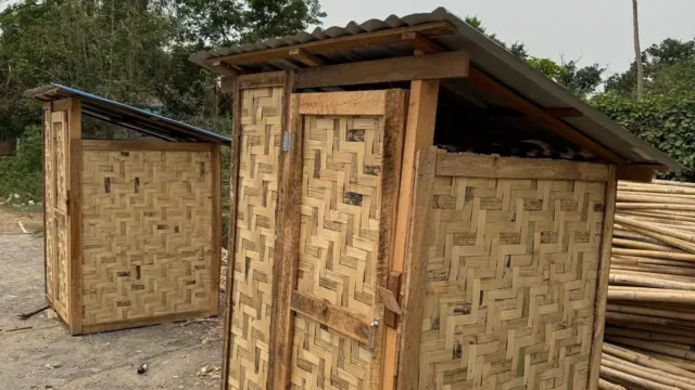 ငလျင်ဒဏ်သင့် မန္တလေးမြို့ပေါ် စိန်ပန်းရပ်ကွက်မှာ အိမ်သာဆောက်လုပ်ထားတဲ့မြင်ကွင်း 