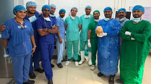 ත්රිකුණාමලය මහ රෝහලේදී මුත්රා ගල ඉවත් කිරීමේ ශල්යකර්මයට නායකත්වය දුන් වෛද්ය ප්රගලතන් බාලක්රිෂ්ණන් ඇතුළු වෛද්ය කණ්ඩායම