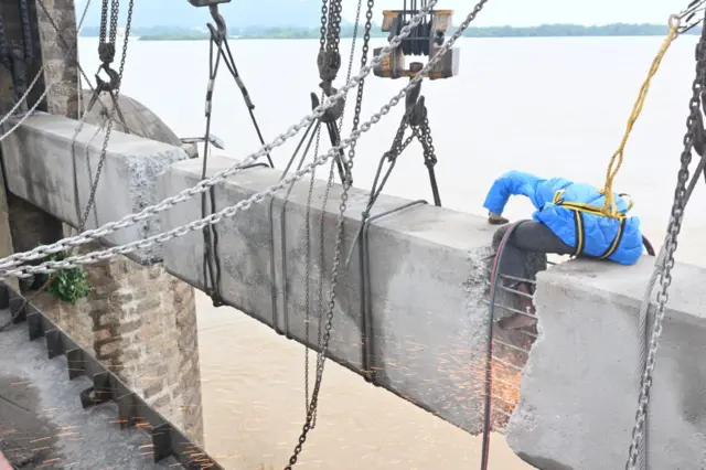 విజయవాడ, ప్రకాశం బరాజ్, కృష్ణా నది, బోట్లు, టీడీపీ వైసీపీ