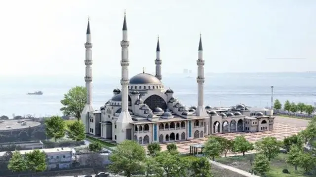 Caminin farklı açıdan hazırlanmış görseli. Etrafında ağaçlar var.