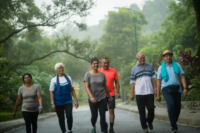 चालण्याचा व्यायाम करणारा व्यक्तींचा गट