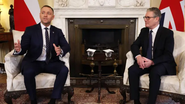 Premier Keir Starmer i prezydent Polski Karol Nawrocki na Downing Street w Londynie w Anglii. 