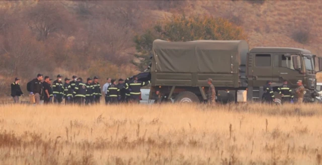 Gürcüstanda qəzaya uğramış Türkiyə hərbi təyyarəsinin heyətlərinin meyiti yük maşınına qoyulur.