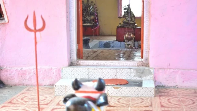 Sebuah kuil di bukit yang letaknya tepat di sebelah dargah.