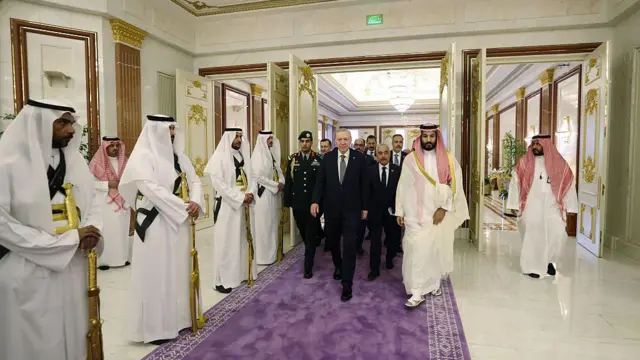 Cumhurbaşkanı Recep Tayyip Erdoğan (sağdan üçüncü), 7 Ağustos 2026'da Suudi Arabistan'ın Mekke kentindeki çalışma ziyareti sırasında Suudi Arabistan Veliaht Prensi Muhammed bin Selman (sağdan ikinci) ile bir araya geldi.