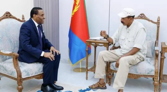 ፕረዚደንት ኢሳይያስን ቀዳማይ ምኒስተር ሱዳን ካሚል እድሪስን ኣብ ቤተመንግስቲ ፖርትሱዳን ኮፍ ኢሎም፡ ባንዴራ ኤርትራን ኣብ መንጎኦም ትርአ