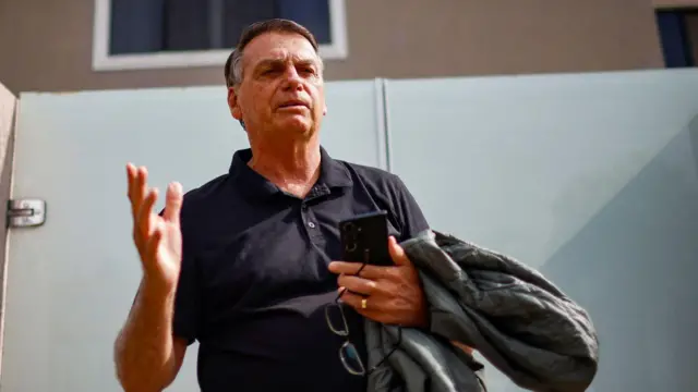 Bolsonaro gesticulandofoguete cassinoárea externa,foguete cassinofrente a casa