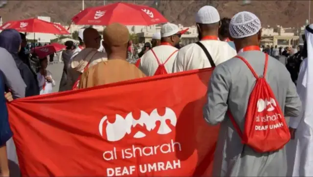 Awọn olùjọsìn to de fila mu aṣọ ilewo dani