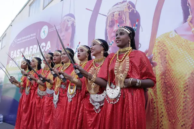 Hirmaattota festivaala kanaa