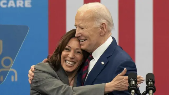 Joe Biden abraçando Kamala Harris 