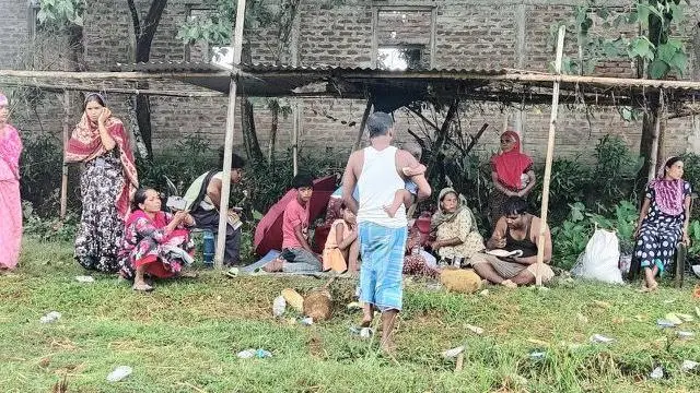 विस्थापित परिवार अस्थाई टेंट में रह रहे हैं