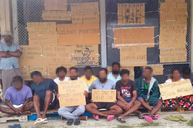 Migrantes tâmeis do Sri Lanka realizando um 'protesto silencioso' contra Diego Garcia, segurando cartazesonabet m creampapelãoonabet m creamque se lê: 'Ninguém nos ajuda'