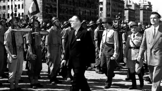 مسؤول في المقاومة الفرنسية يتفقد كتيبة من المقاتلين الجزائريين في 1944