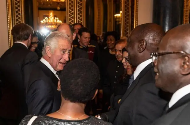 Mgbe onyeisiala ọhụrụ Kenya bụ William Ruto zutere Eze Charles nke atọ abalị foro chi ụbọchị akwamozu Ezenwaanyị.