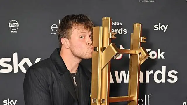 Клименко пришел получать награду с золотой стремянкой