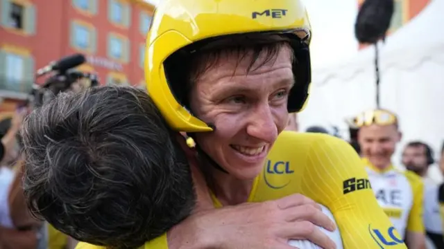 Tadej Pogacar sonriente, celebrando su tercer Tour de Francia este domingo.