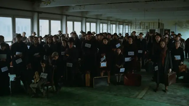 A abertura do filme mostra o personagem László Toth (Adrien Brody) chegando aos Estados Unidos de navio, em meio a um grupo de imigrantes judeus.
