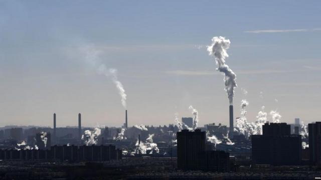 A fumaça sobe das chaminés de uma fábrica do China Baowu Steel Group em 29 de novembro de 2023, em Taiyuan, província chinesa de Shanxi