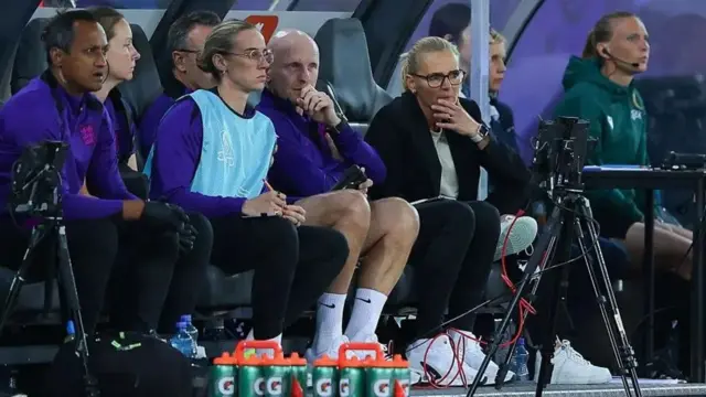 Sarina está sentada en la banca y mi