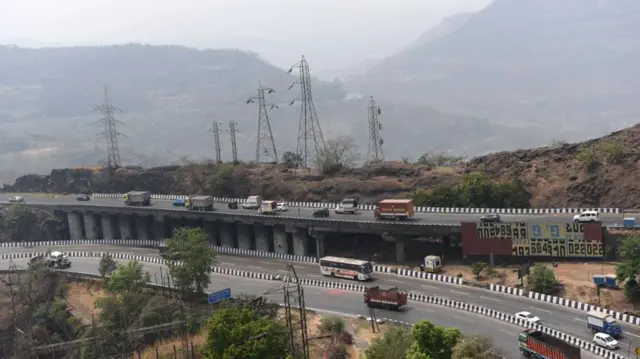 मोठमोठाले रस्ते, विद्युतवाहिन्या असे प्रकल्प पश्चिम घाटाच्या अनेक भागात होत आहेत.