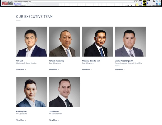 หน้าเว็บไซต์ของบีไอซีกรุ๊ป ซึ่งปรากฏชื่อและภาพบุคคลมีชื่อเสียงของไทยว่านั่งอยู่ในตำแหน่งผู้บริหารของเครือ ได้แก่ นายวรภัค ธันยาวงษ์, ผศ.อารีพงศ์ ภู่ชอุ่ม, และ พล.ต.อ.วิสนุ ปราสาททองโอสถ