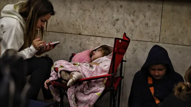 Люди в київському метро перечікують ракетний обстріл