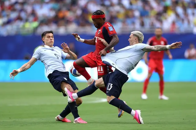 Garry Rodrigues de Cabo Verde pelea por la pelota contra Manuel Ugarte y Guillermo Varela de Uruguay en el Estadio de Miami, el 21 de junio de 2026 en Miami Gardens, Florida.