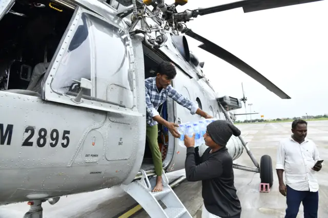 హెలికాప్టర్‌లో ఆహార పదార్థాల సరఫరా