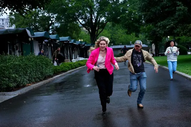 Varias personas corriendo en los jardínes de la Casa Blanca