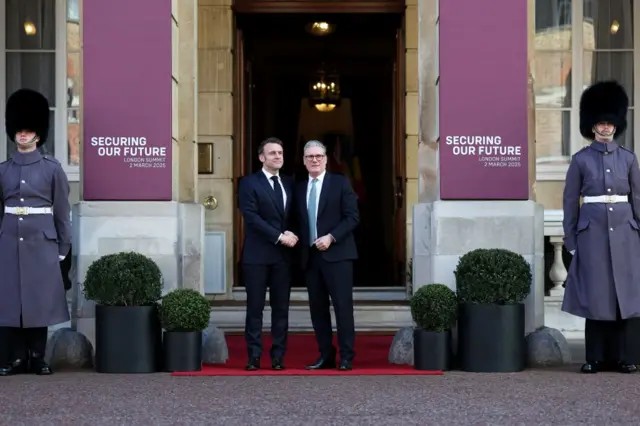 လန်ဒန် ထိပ်သီး အစည်းအဝေးမှာ တွေ့ရတဲ့ ပြင်သစ်သမ္မတနဲ့ ယူကေ ဝန်ကြီးချုပ်