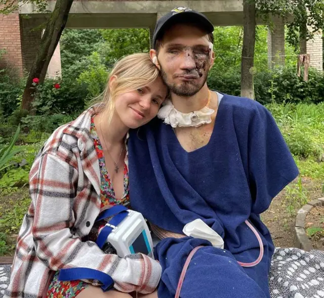 Alina y Andrii en el centro de rehabilitación