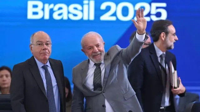 ब्राज़ील के राष्ट्रपति लूला डि सिल्वा (दाएं)